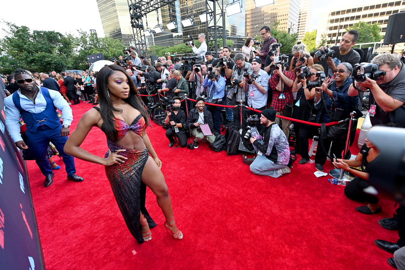 Illustration for article titled Technicolor Sparkles and Flamboyant Energy Dominated the MTV VMAs Red Carpet